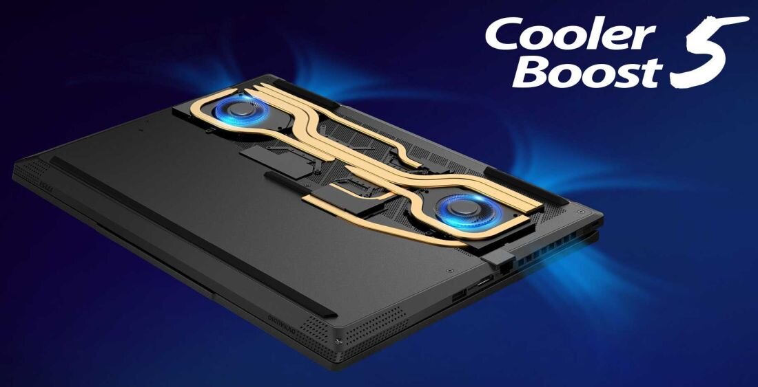 Widok od spodu na system chłodzenia Cooler Boost 5 w laptopie MSI Stealth A16 AI+ – dwa wentylatory i rozbudowane ciepłowody, podświetlenie na niebiesko. - zaawansowany system chłodzenia Cooler Boost 5