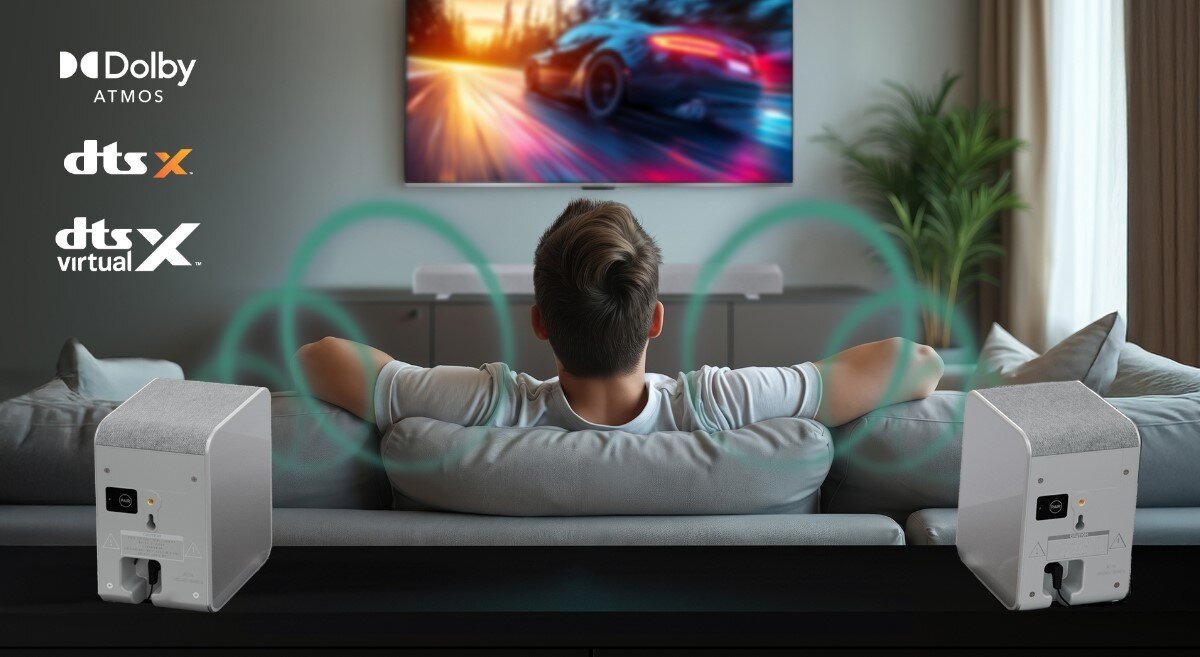 Kolumny głośnikowe SHARP HT-SPR52021 trójwymiarowy dźwięk przestrzenny, osoba siedząca na kanapie oglądająca film, głośniki stojące za kanapą