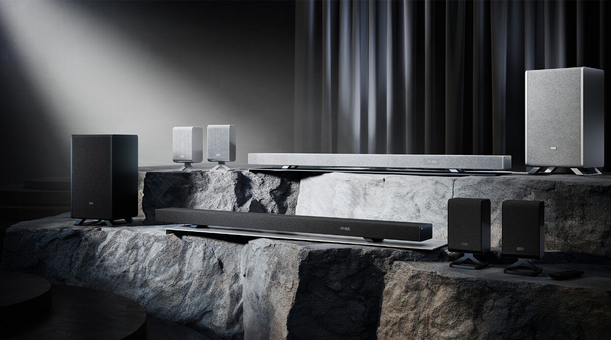 Kolumny głośnikowe SHARP HT-SPR52021 seria Q soundbar tylne głośniki konfiguracja, dwa zestawy w róznych kolorach na kamiennym postumencie