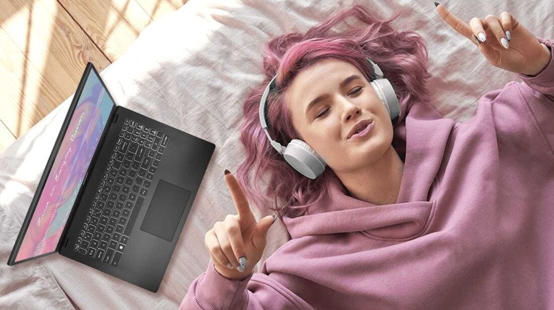 Osoba z różowymi włosami w słuchawkach leży na łóżku obok otwartego laptopa MSI Modern 15 H, na ekranie kolorowa grafika, całość w jasnym, domowym otoczeniu, podkreślając komfort użytkowania i wysoką jakość dźwięku. - Wysoka jakość dźwięku   