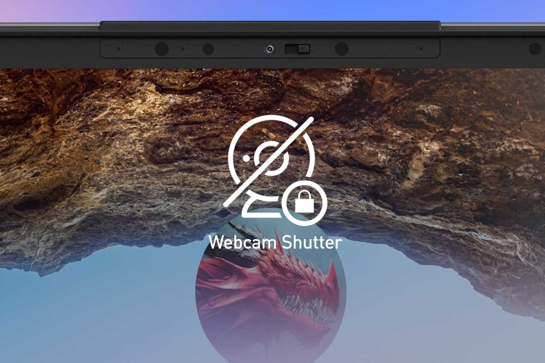 Zbliżenie na górną ramkę ekranu laptopa MSI Prestige 13 AI Evo z fizyczną przesłoną kamery internetowej (Webcam Shutter), symbol blokady oraz ikona aparatu z przekreśleniem, tło z fragmentem ekranu i grafiką smoka. – Webcam Shutter.  