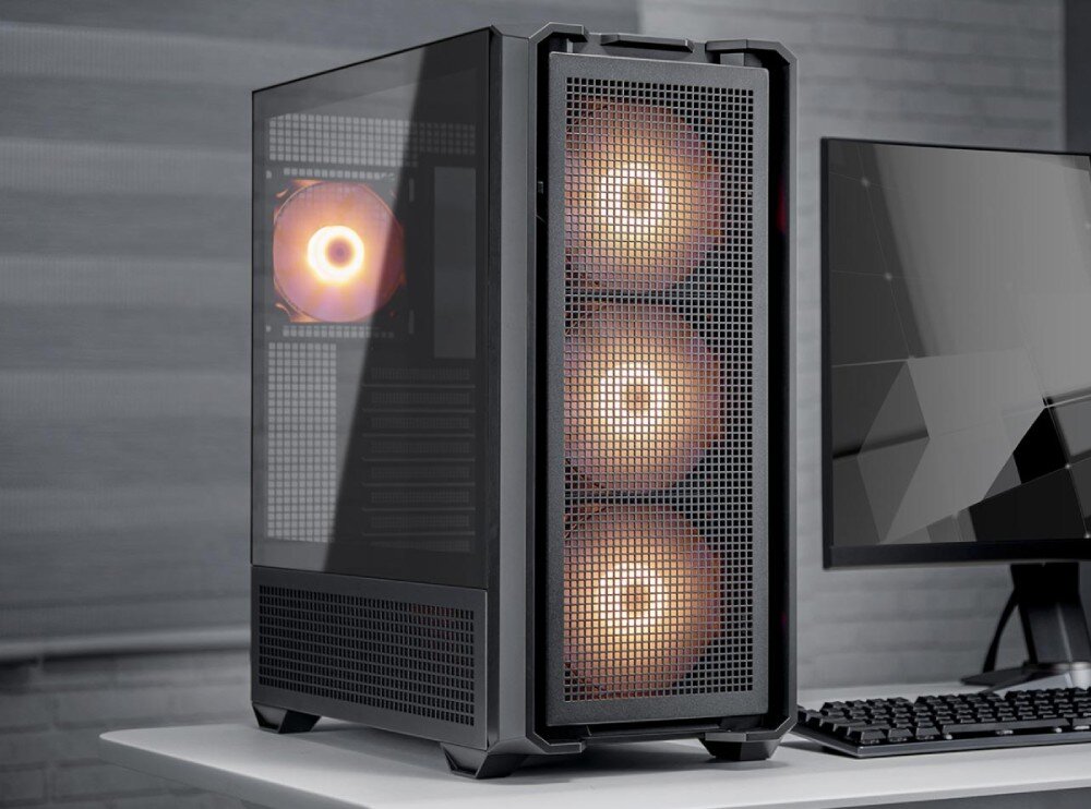 Komputer MAD DOG COUGAR-MX600-A01DR32 Obudowa komputera z trzema podświetlanymi wentylatorami z przodu i jednym z tyłu. Boczny panel ze szkła hartowanego ukazuje wnętrze. Komputer stoi na białym biurku, w tle monitor i szara ściana, opis