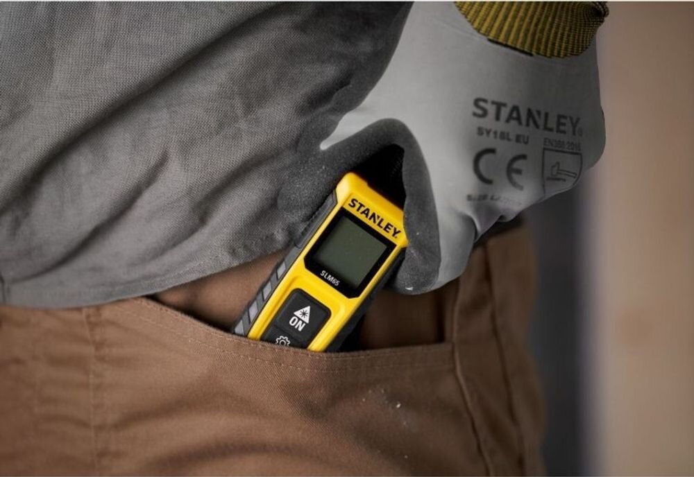 Dalmierz laserowy STANLEY SLM65 STHT77065-0 20m, ergonomia, smycz, 3000 pomiarów, kieszonkowy, dłoń wsadza do kieszeni dalmierz