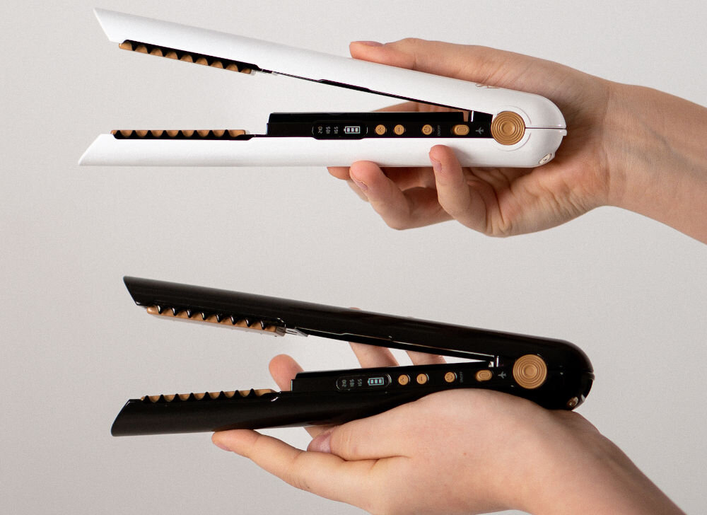 Prostownica SKINVIBE Luna Miniwireless SV-003BK Czarny 210 stopni jasne tło osoby trzymają w rękach białą i czarną prostownicę otwarta pozycja widoczne przyciski zaawansowana technologia minimalistyczny design klasyczna biel mechanizm blokady płytek bezpieczne przechowywanie i transport ergonomiczna konstrukcja komfort użytkowania łatwa przyjemna stylizacja