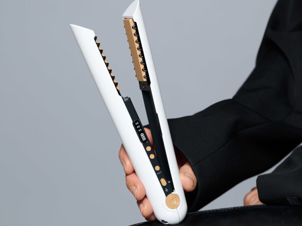 Prostownica SKINVIBE Luna Miniwireless SV-003WH Biały 210 stopni jasne tło osoba trzyma w ręku białą prostownicę otwarta widoczne przyciski płytki w pracy w podróży w domowym zaciszu do 50 minut nieprzerwanej pracy czas ładowania wynosi około 4 godzin gotowość do działania bezprzewodowa konstrukcja pełna swoboda ruchów precyzyjne modelowanie każdego pasma wskaźnik poziomu baterii przewód USB-A/USB-C stacja ładująca