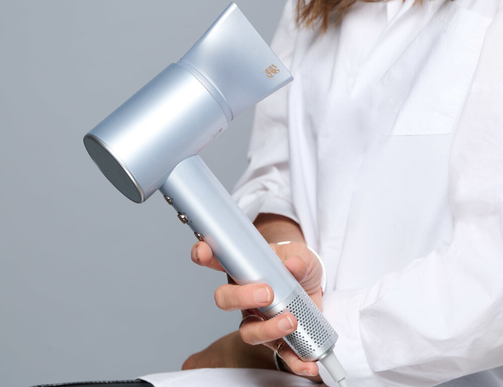 Suszarka SKINVIBE Aurea Family X Plasma SV-001SL Srebrny 1600W Dostosowana temperatura Cztery poziomy temperatury tryb zimnego nadmuchu dopasowanie ustawienia Funkcja zamykania łusek naturalny połysk