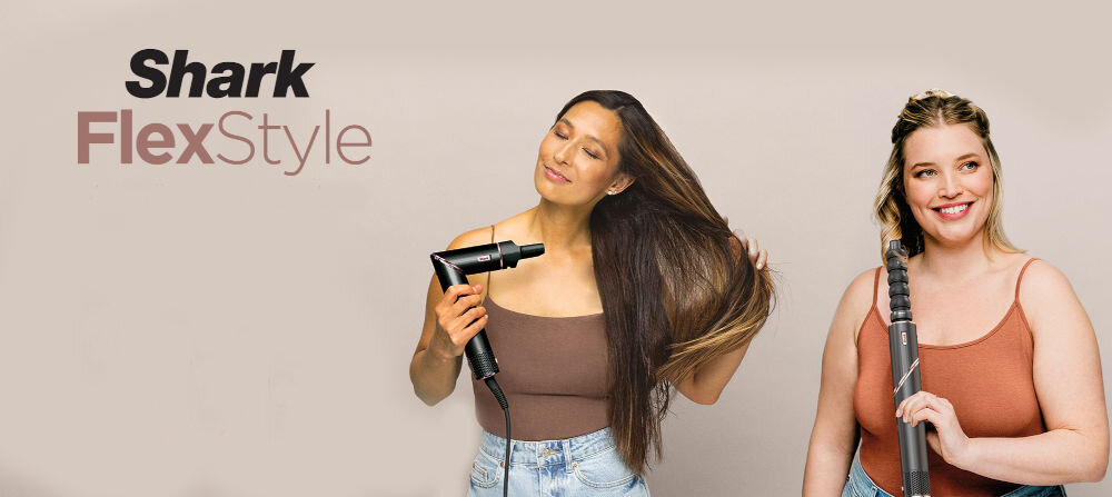 Suszarko-lokówka SHARK HD426EU Flexstyle Czarny 32 mm 1400 W wystylizowane włosy beżowe tło dwie kobiety jedna suszy włosy złożoną suszarką druga kręci włosy 