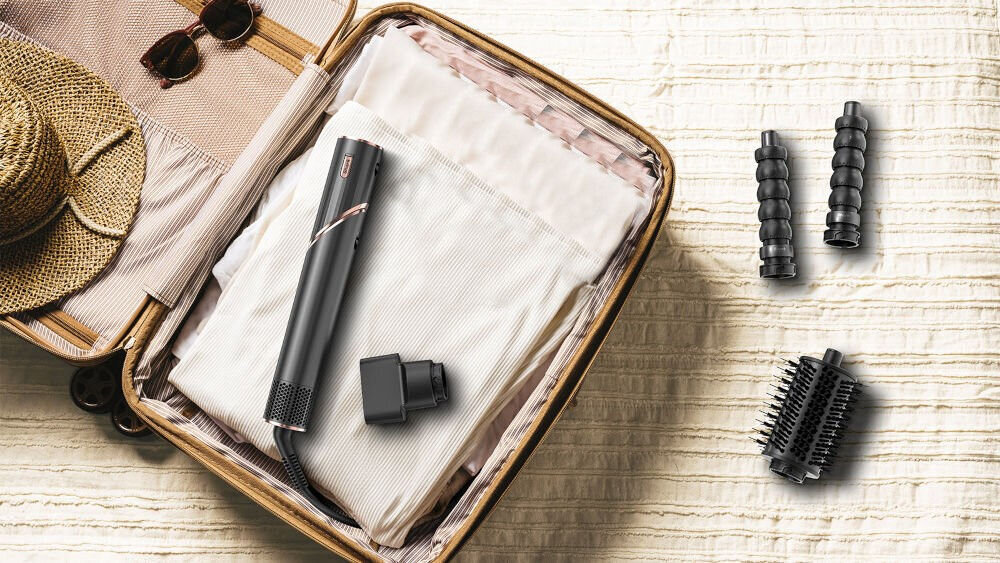 Suszarko-lokówka SHARK HD426EU Flexstyle Czarny 32 mm 1400 W  czarne etui kuferek otwarty sprzęt wewnątrz etui czarna suszarka końcówki ciemne tło towarzysz podróży stylowy kuferek do przechowywania spakowanie suszarki ulubione końcówki gotowa na każde wyzwanie poczucie pewności świetny wygląd stylowe wygodne podróże 