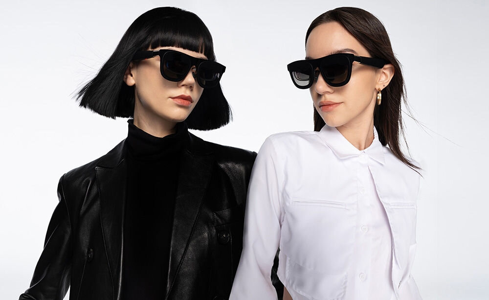 Okulary XREAL One Czarny prezentacja okularów założonych na kobietach na jasnym tle 3DoF kontrola nad przestrzenią wirtualną immersja