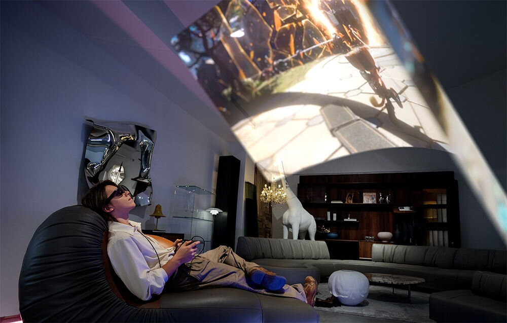 Okulary XREAL One Czarny prezentacja okularów podczas użytkowania mężczyzna leżący na kanapie w pokoju nad nim wirtualny ekran panele micro OLED Sony przekątna rozdzielczość pole widzenia ekran wirtualny ochrona wzroku