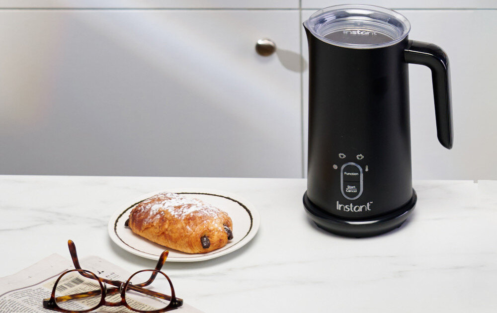 Spieniacz do mleka INSTANT POT Instant Milk Frother wygląd design prezentacja wizualizacja tło Kawiarniane napoje w domu