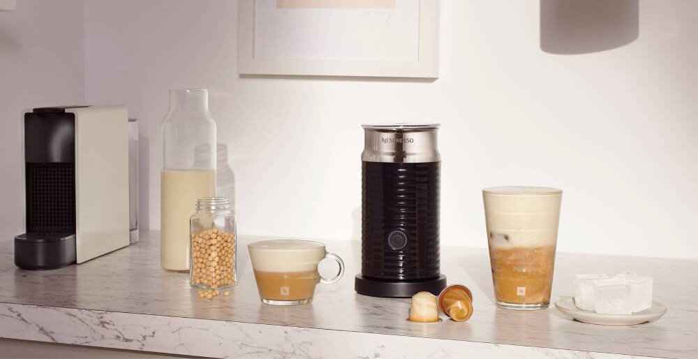 Spieniacz do mleka NESPRESSO Aeroccino 3 Czarny Jedno naciśnięcie, wiele możliwości Przygotowanie mlecznej pianki przycisk lekka kremowa konsystencja na ciepło, jak i na zimno wygodne rozwiązanie ulubiony napój przygotowanie dwóch rodzajów pianki gorąca zimno dopasownaie upodobania swoboda przyjemności