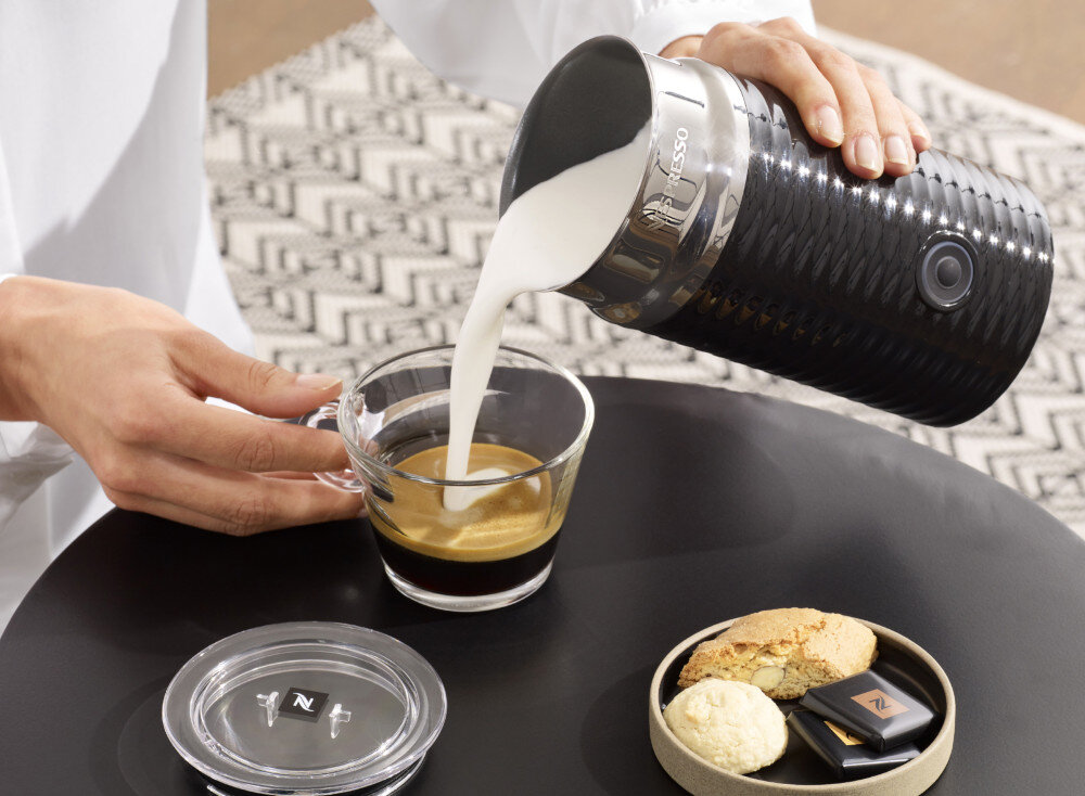 Spieniacz do mleka NESPRESSO Aeroccino 3 Czarny Więcej niż tylko do kawy cappuccino kakao matcha mleczne desery szeroki wachlarz napojów smaki tekstura