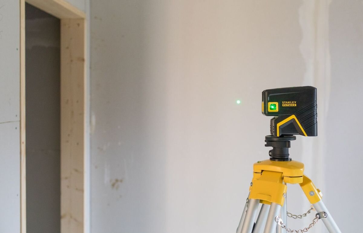 Laser krzyżowy STANLEY Fatmax FMHT77596-1, poziom, wahadło, praca, pion, laser na tripodzie odmierza linie na ścianach