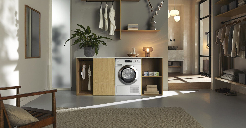 Suszarka MIELE TEH 795 WP EcoSpeed zdjęcie wizualizacyjne lifestyle 9 kg bęben Ekonomiczny i wydajny silnik EcoSpeed ProfiEco System zapachowy FragranceDos Bezobsługowy wymiennik ciepła Technologia EcoDry SilenceDrum Technologia pompy ciepła Funkcja dodatkowa DryCare 40 Ochrona przed zagniataniem Stopień suszenia HygieneDry PerfectDry Zintegrowane odprowadzanie wody kondensacyjnej Najwyższa skuteczność kondensacji AddLoad Wash2Dry Zawias drzwi umożliwiający przekładanie