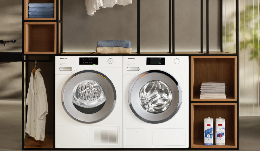 Suszarka MIELE TEH 795 WP EcoSpeed zdjęcie wizualizacyjne dwa urządzenia pralka suszarka front lifestyle Synchronizacja suszarki z pralką przesyłanie danych dopasowanie programu