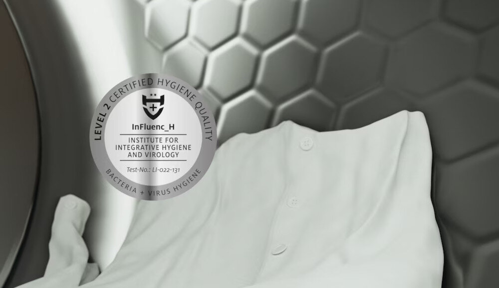 SUSZARKA MIELE TED645 WP wizualizacja bęben wnętrze plaster miodu oznaczenie wyróżnienie testowanie urządzenia znaczek Hochschule Rhein-Waal i Hochschule Albstadt-Sigmaringen biała koszulka odzież w bębnie usuwanie 99,99% bakterii i 99,9% wirusów Higiena Stopień suszenia HygieneDry