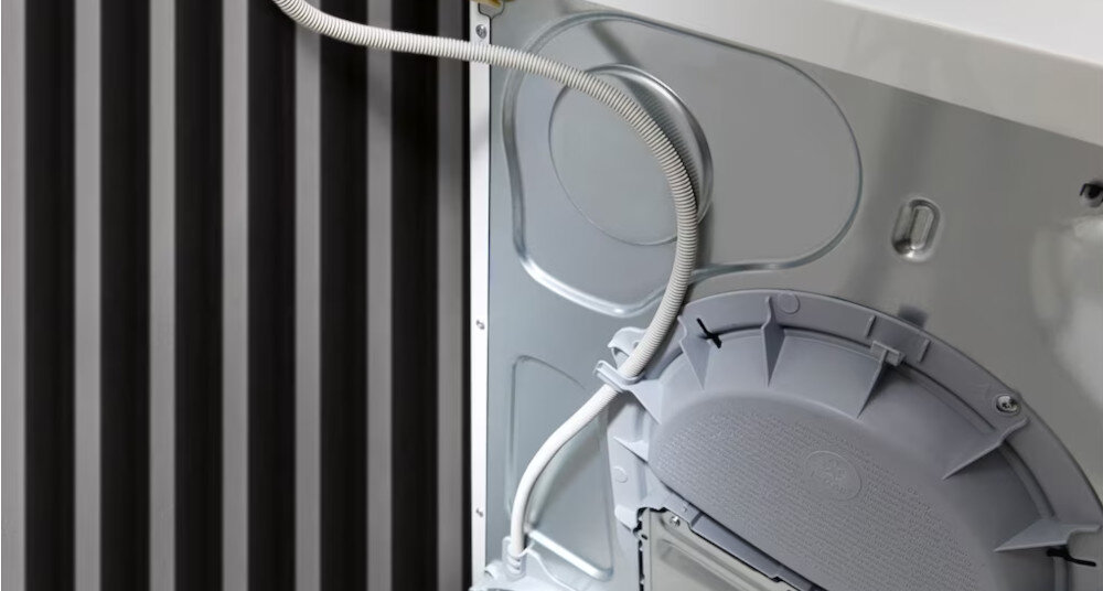 SUSZARKA MIELE TED645 WP wizualizacja tył tylna część urządzenia konstrukcja budowa wężyk rurka zwijacz węża Wygodne odprowadzanie wody