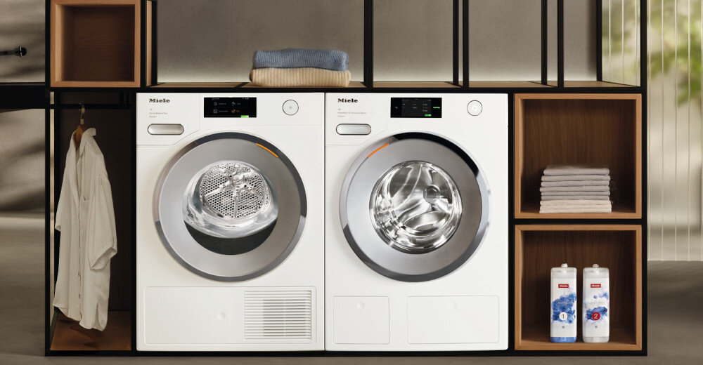 SUSZARKA MIELE TED645 WP wizualizacja dwa urządzenia obok siebie pralka suszarka półki obudowa ręczniki detergenty Synchronizacja suszarki z pralką połączenie sieciowe Wash2Dry przesyłanie danych