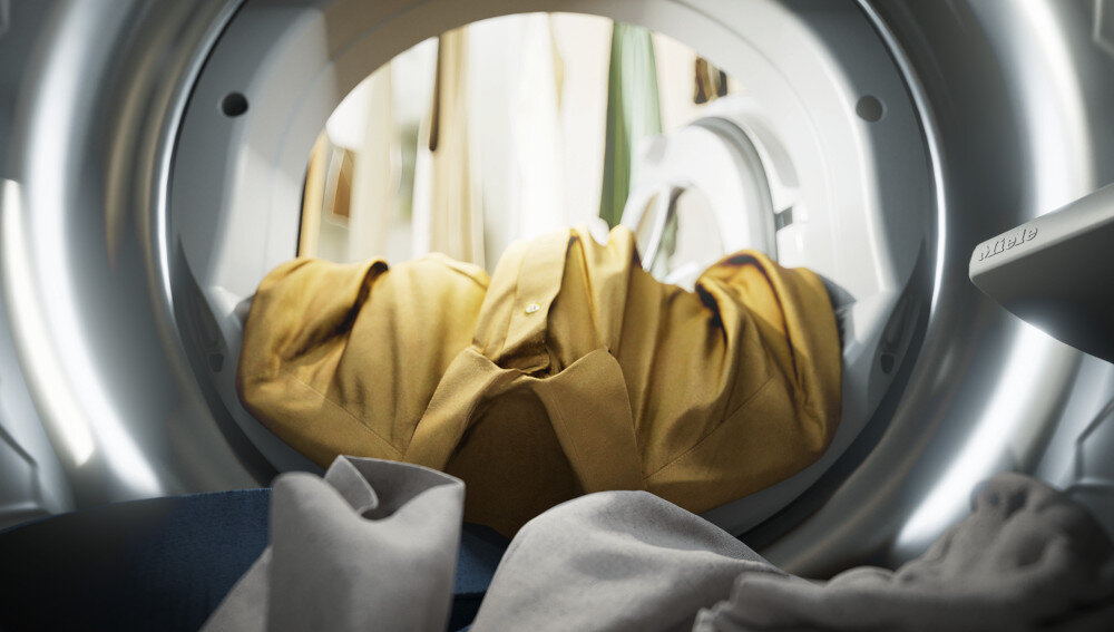 SUSZARKA MIELE TED645 WP wizualizacja bęben wnętrze żółta koszula odzież Dokładaj pranie z AddLoad dodawanie ubrań w trakcie cyklu po rozpoczęciu praktyczna opcja