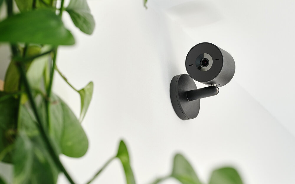 Kamera NETATMO Advance Wewnętrzna, Wi-Fi Czarny kamera zawieszona na ścianie zwrócona przodem dom pod stałą kontrolą monitoring w każdej chwili inteligentne wykrywanie ruchu bezpieczeństwo