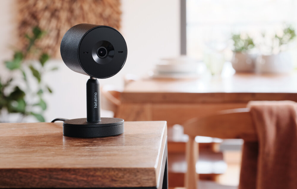 Kamera NETATMO Advance Wewnętrzna, Wi-Fi Czarny kamera ustawiona na półce wbudowany mikrofon i głośnik prowadzenie rozmów przez aplikację mobilną technologia Beamforming dwa mikrofony Głośnik o mocy 80 dB