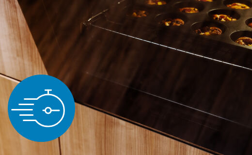 Pieczone muffiny w piekarniku Beko z niebieską ikoną funkcji Booster przyspieszającej nagrzewanie.