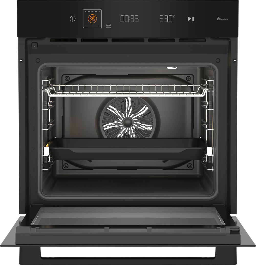 Wnętrze otwartego czarnego piekarnika Beko z dwiema blachami na prowadnicach oraz widocznym termoobiegiem na tylnej ściance.