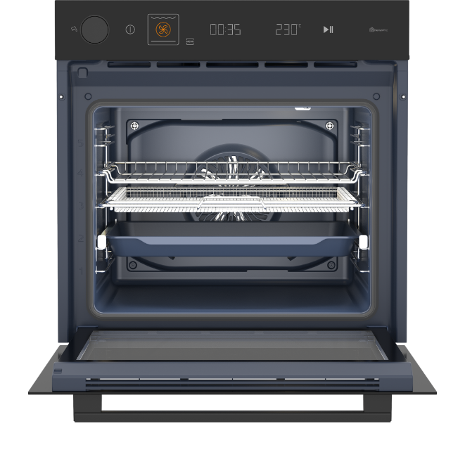 Wnętrze otwartego piekarnika Beko z widocznym wentylatorem termoobiegu, dwiema blachami i rusztem na prowadnicach teleskopowych.