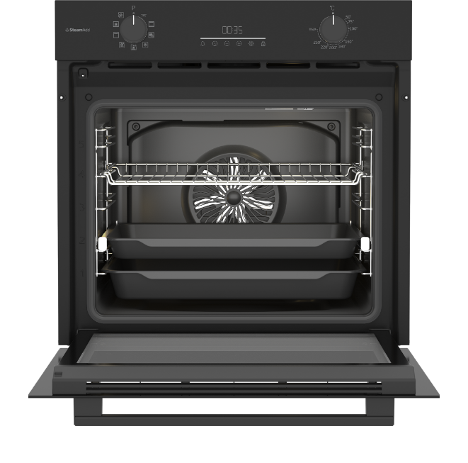 Wnętrze otwartego czarnego piekarnika Beko z dwiema blachami na prowadnicach oraz widocznym termoobiegiem na tylnej ściance.