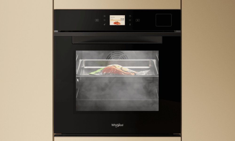 Piekarnik WHIRLPOOL WOI7P8FHT1SBA zdjęcie lifestyle front zamknięty panel wyświetlacz para we wnętrzu proces pieczenia Sous Vide Gotowanie próżniowe