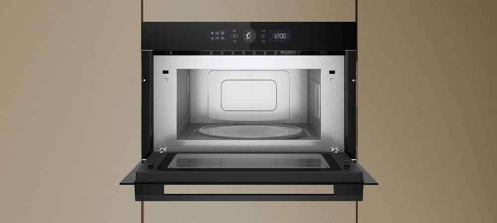 KUCHNIA MIKROFALOWA WHIRLPOOL WMD54MB lifestyle front otwarta wnętrze wykonanie design panel pokrętło cechy dodatkowe możliwości funkcje Pokrętło 6. Zmysł 7 poziomów mocy Design - kolor czarny Wnętrze stal nierdzewna pojemna komora pojemność 31 L