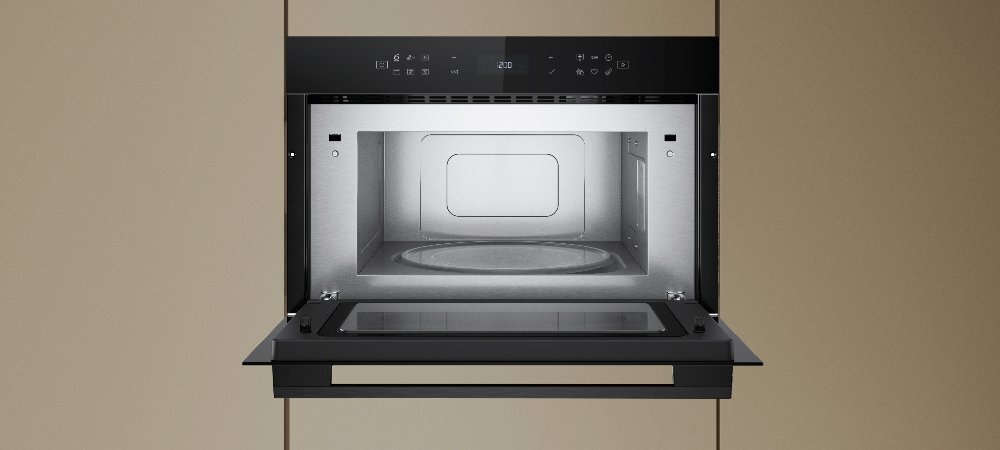 KUCHNIA MIKROFALOWA WHIRLPOOL WMD7O4TB lifestyle front otwarta wnętrze wykonanie design panel pokrętło cechy dodatkowe możliwości funkcje Pokrętło 6. Zmysł 7 poziomów mocy Design - kolor czarny Wnętrze stal nierdzewna pojemna komora pojemność 31 L