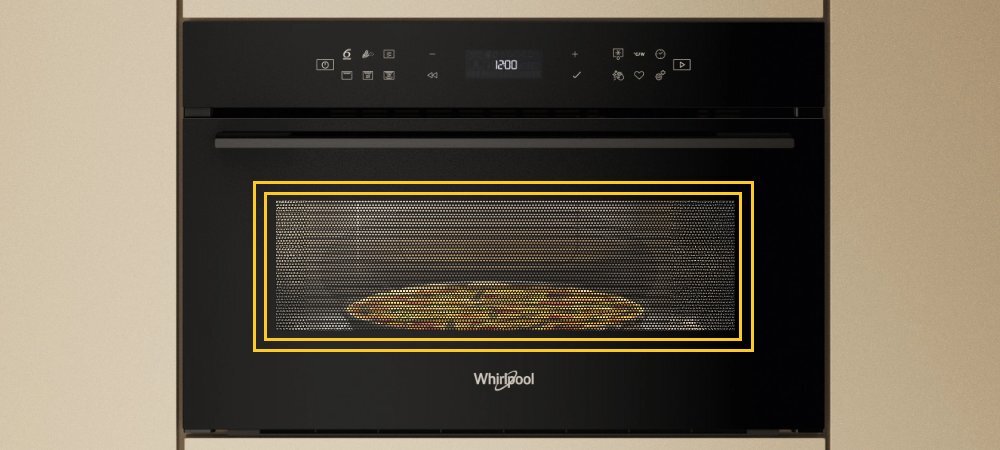 KUCHNIA MIKROFALOWA WHIRLPOOL WMD7O4TB lifestyle front zamknięta panel funkcje oświetlone wnętrze potrawa w środku logo Funkcje JetStart i JetDefrost błyskawiczne nagrzewanie pełna moc automatyczne dobieranie ustawień
