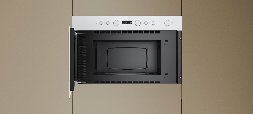 KUCHNIA MIKROFALOWA WHIRLPOOL WMN14BW lifestyle front otwarta wnętrze wykonanie design panel pokrętło cechy dodatkowe możliwości funkcje Pokrętło 6. Zmysł 7 poziomów mocy Design - kolor biały Wnętrze stal nierdzewna pojemna komora pojemność 22 L