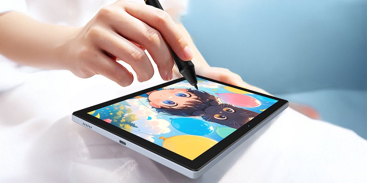 Osoba trzymająca tablet graficzny Bosto na kolanie.