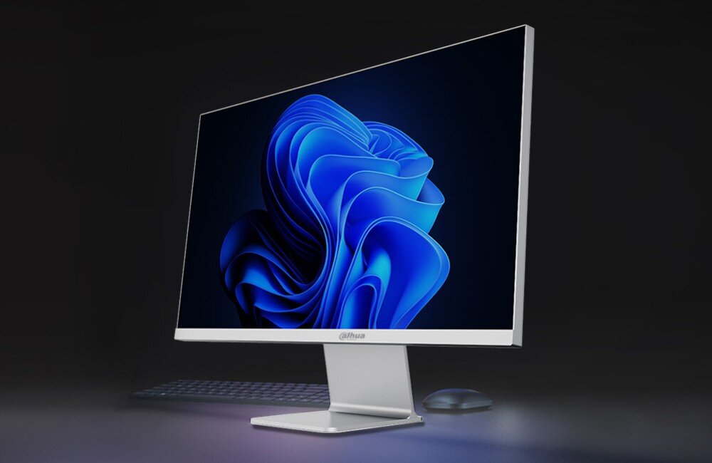 Monitor DAHUA LM27-P501 Monitor komputerowy widoczny pod kątem na biurku, wyświetlający abstrakcyjną grafikę na ekranie, z widoczną w tle klawiaturą i myszą