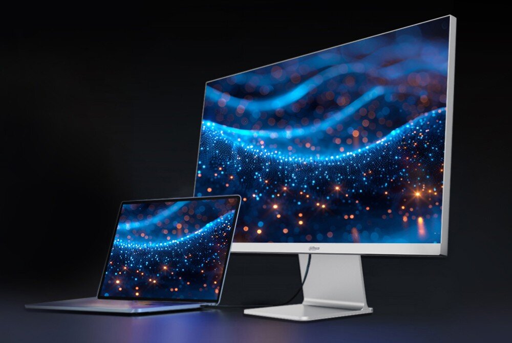 Monitor DAHUA LM27-P501 Monitor połączony przewodem z laptopem stojącym obok, oba urządzenia wyświetlają tę samą grafikę