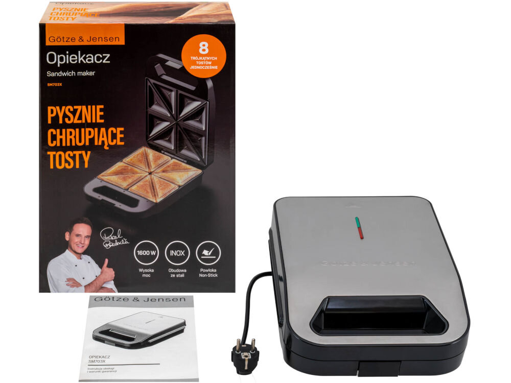 Opiekacz GOTZE & JENSEN SM703X zamknięty opiekacz stojący na drewnianym blacie w tle osoba przygotowywująca tosty