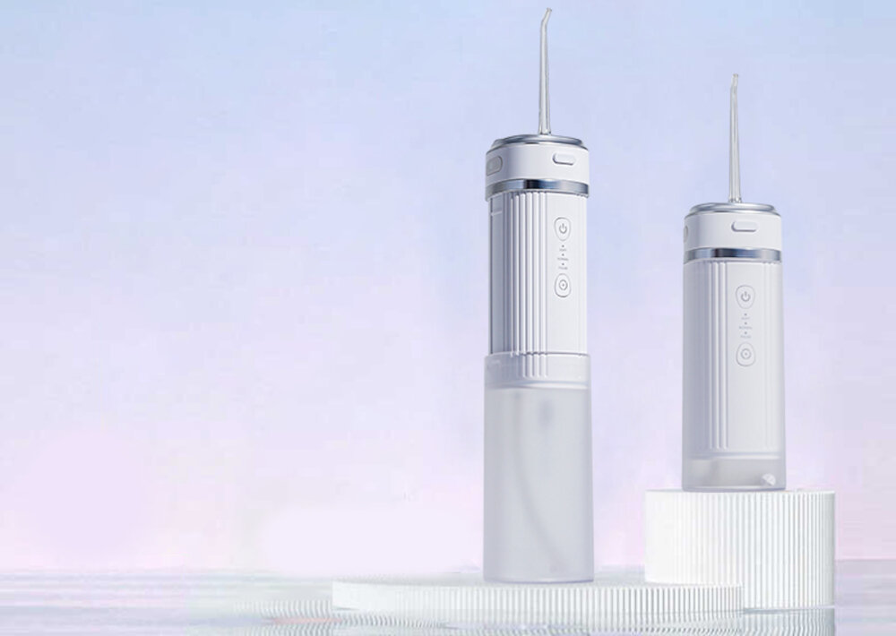 Irygator IVISMILE 01WP-W Biały lifestyle prezentacja wygląd na niebieskim tle