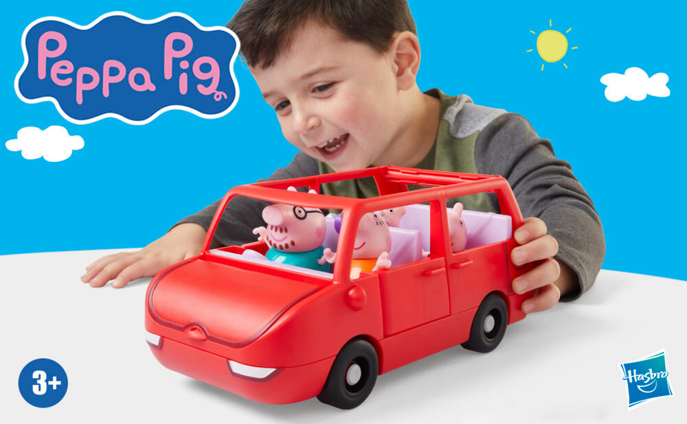 Zestaw figurek HASBRO Świnka Peppa Duży pojazd G05415L0 Zbliżenie na uśmiechniętą dziewczynkę w dżinsowej kurtce, trzymającą duży, czerwony zabawkowy samochód Peppa Pig. Auto ma otwarte okna, przez które widać fioletowe siedzenia i figurki Peppy i George'a w środku. Tło jest jednolicie błękitne.