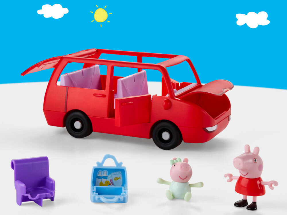 Zestaw figurek HASBRO Świnka Peppa Duży pojazd G05415L0 Reklamowe zdjęcie zabawkowego czerwonego vana Peppa Pig na białym blacie, na tle błękitnego nieba z narysowanym słońcem i chmurami. Chłopiec uśmiecha się, patrząc na auto, w którym siedzą figurki Pani Królik i Peppy. W lewym górnym rogu znajduje się logo Peppa Pig, w lewym dolnym oznaczenie wieku 