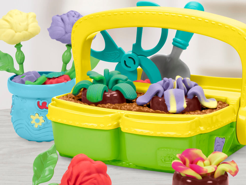 Ciastolina PLAY-DOH Blooming Flowers G04925L0 skrzyneczka z kwiatkami w tle widoczna doniczka nożyczki nożyk własny ogród kwiatowy łatwa obsługa nauka przez zabawę