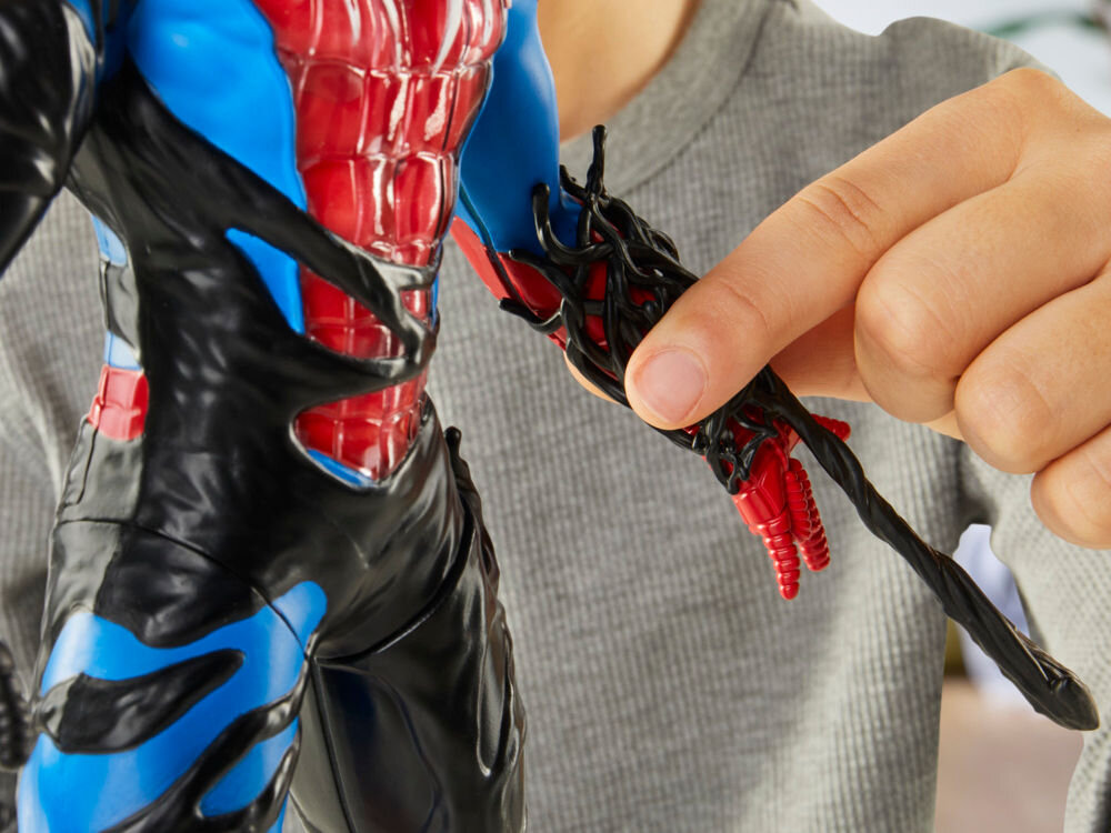 Figurka MARVERL Spider-man Venomversus Liquid Shifter G07285L0 zbliżenie na rękę figurki z nakładanym akcesorium 6 inspirowanych akcesoriów tworzenie historii rozwój wyobraźni
