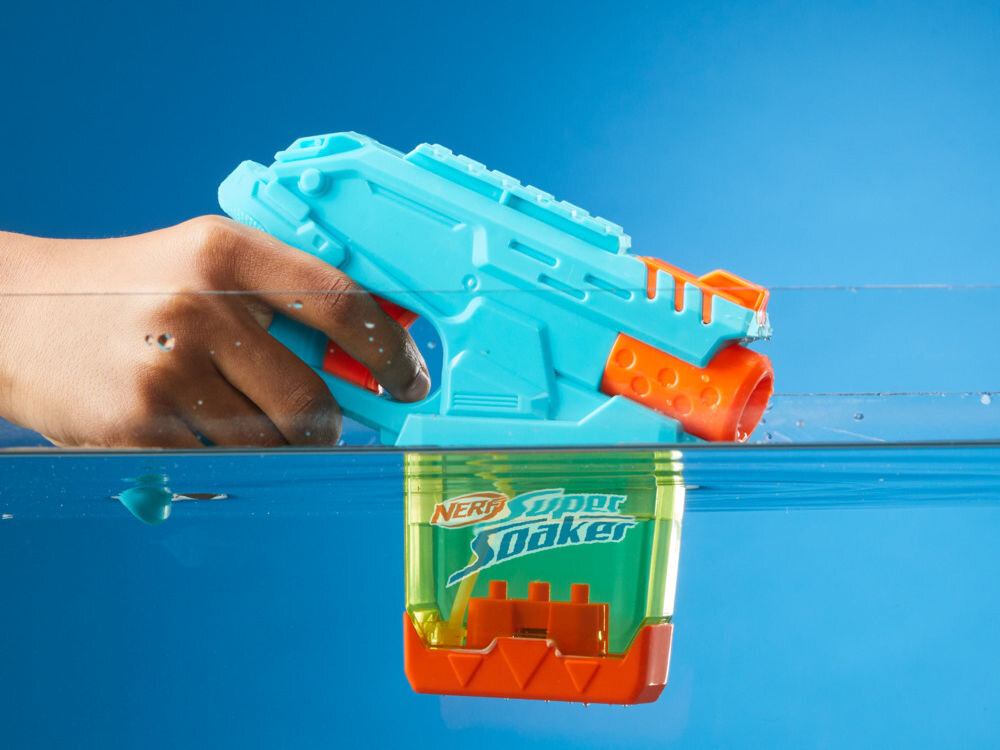 Wyrzutnia NERF Super Soaker Mini Dunk-Fill G09935L0 pojemnik 100 ml łatwe napełnienia napełnianie przez zanurzenie ćwiczenie celności zabawa połączona z ruchem