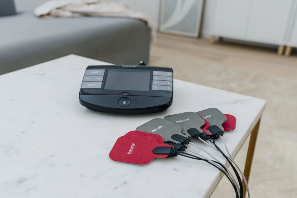 Elektrostymulator BEURER EM 89 zdjęcie lifestyle Precyzyjna terapia 4 niezależnie regulowane kanały 64 programy funkcja Doktor Timer z funkcją odliczania czasu 