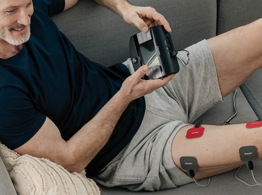 Elektrostymulator BEURER EM 89 zdjęcie lifestyle Poręczny format waga wymiary