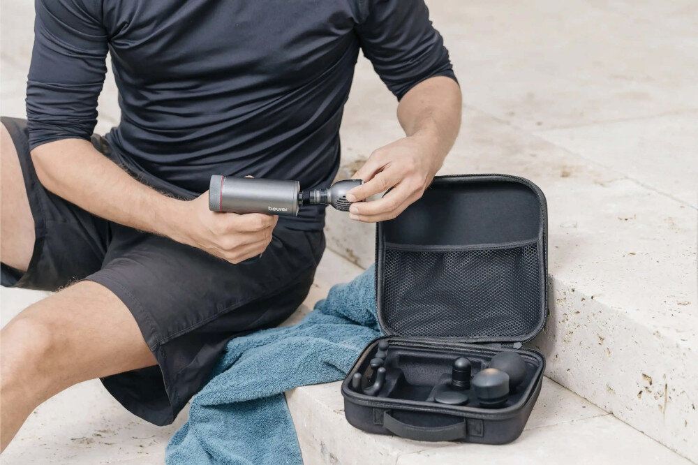 Masażer ręczny Gun BEURER MG 195 Hot & Cold zdjęcie lifestyle Precyzja w każdej strefie 7 końcówek masujących  do obszarów wymagających szczególnej uwagi