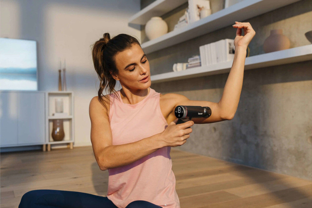 Masażer ręczny Gun BEURER MG 195 Hot & Cold zdjęcie lifestyle Komfort każdego użyci Bezszczotkowy silnika antypoślizgowy uchwyt Ergonomiczny kształt wyświetlacz LED 