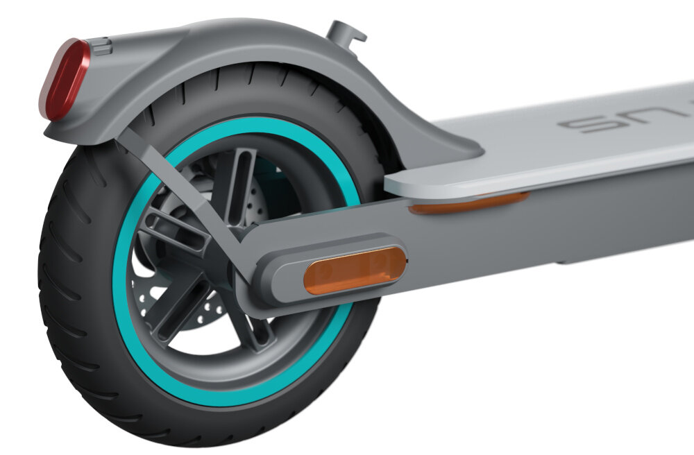 Hulajnoga elektryczna MOTUS Scooty NeoLite 19km 250W 8.5 cali Podświetlany podest Szary zbliżenie na tylne koło 8,5-calowe koła dętkowe o niskim oporze toczenia duża przyczepność płynna i oszczędna jazda absorbują wstrząsy i nierówności terenu stabilna i wygodna jazda duża elastyczność podczas jazdy